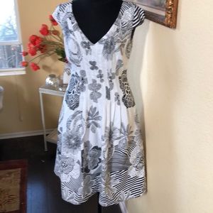 Mikael Aghal Sz 2 Gorgeous Floral Dress